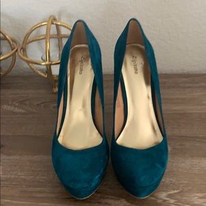 Green teal pumps